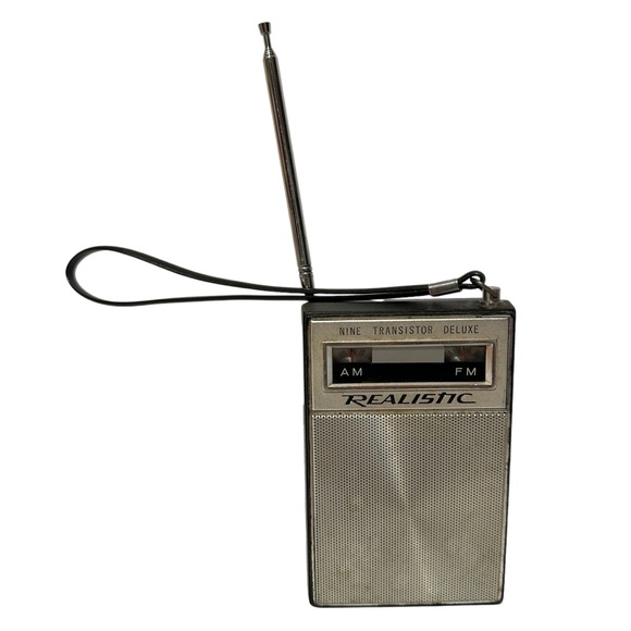 Vintage Realistic Nine Transistor Deluxe AM FM Radio - Picture 2 of 12